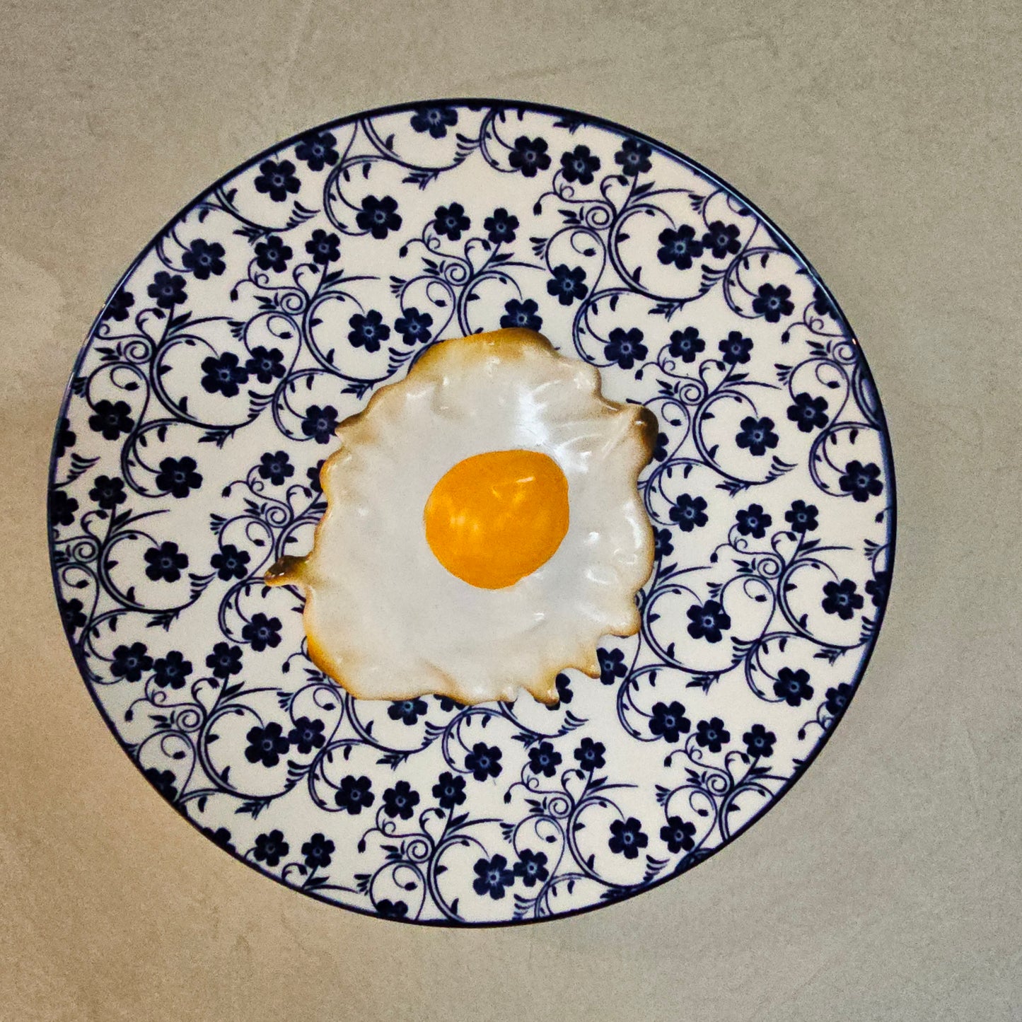 Eitje op bord. Diameter 21 cm.