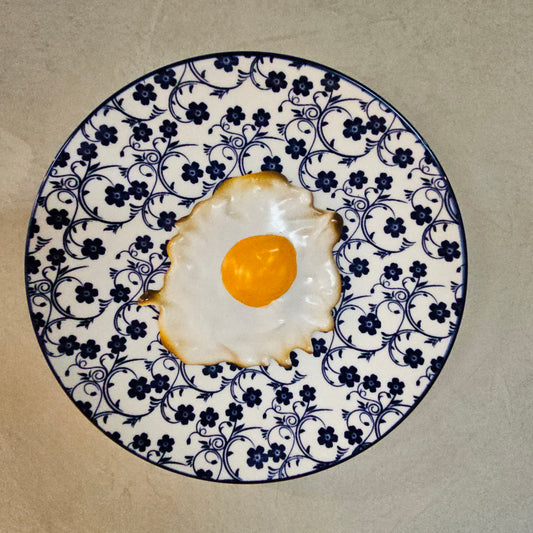 Eitje op bord. Diameter 21 cm.