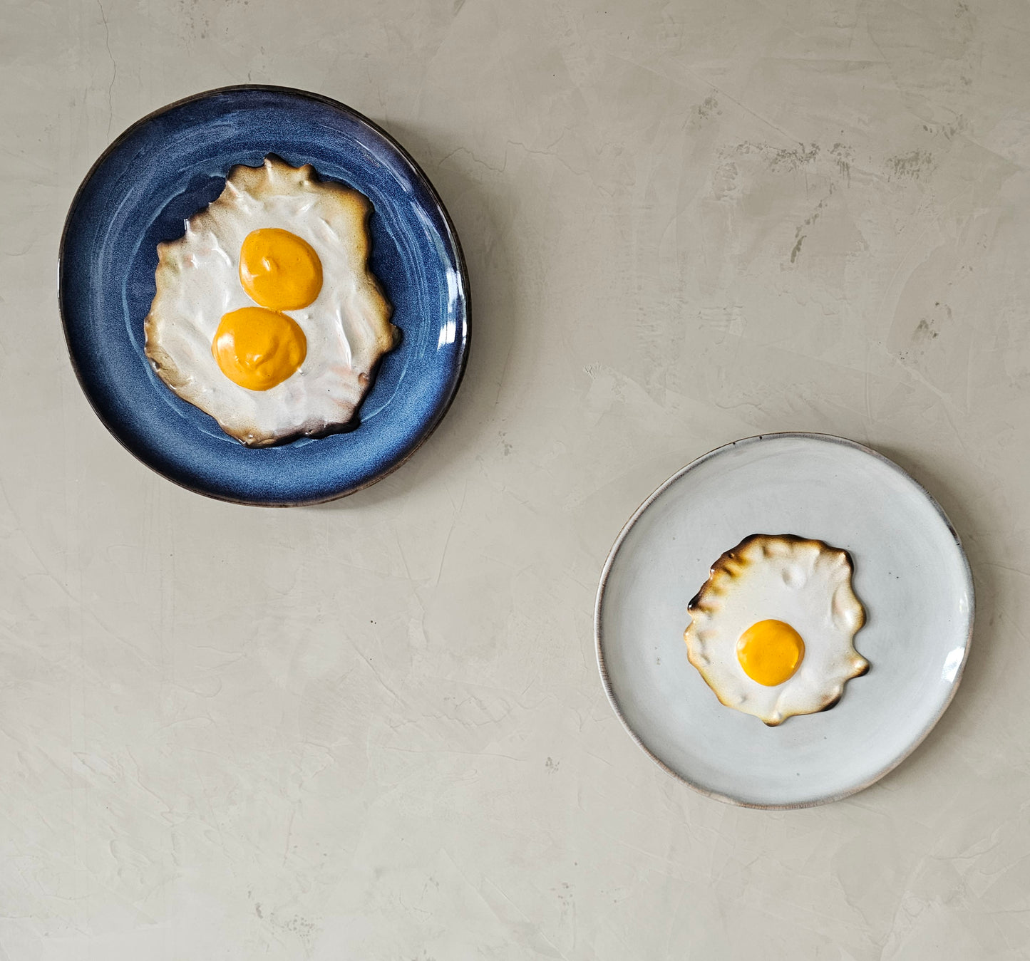 Ei op bord. Diameter 21 cm.