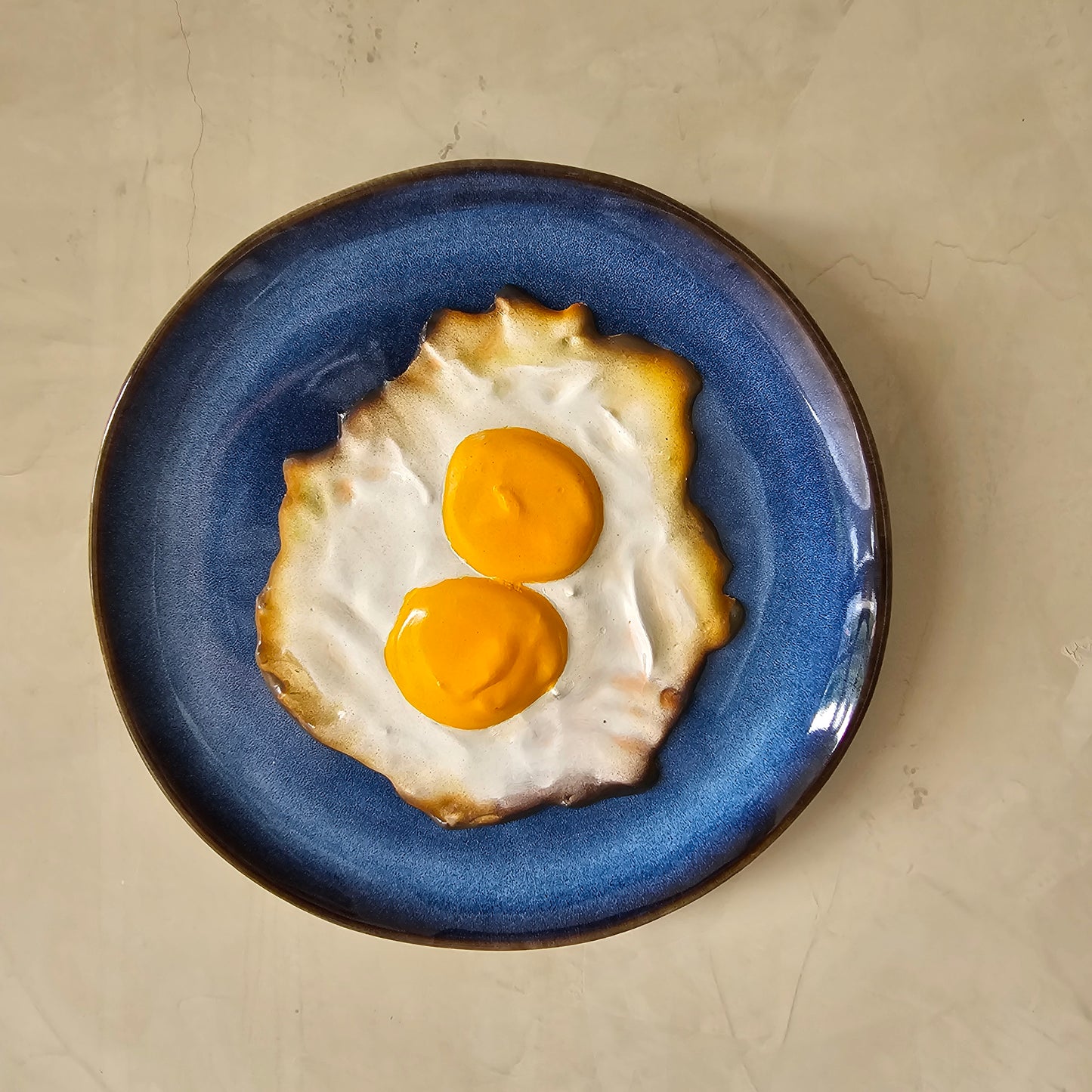 Twee eitjes op bord. Diameter 21 cm.