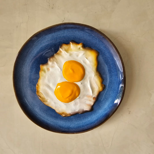 Twee eitjes op bord. Diameter 21 cm.