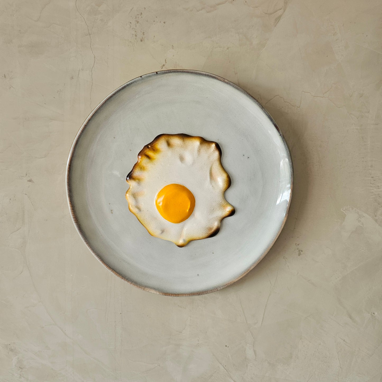 Ei op bord. Diameter 21 cm.