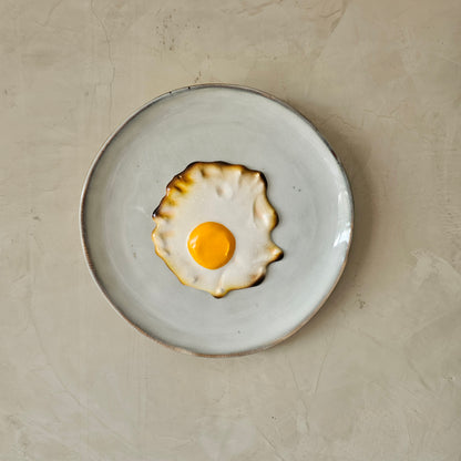 Ei op bord. Diameter 21 cm.
