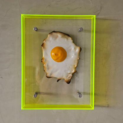 Ei in lijst. 17 x 22 cm.