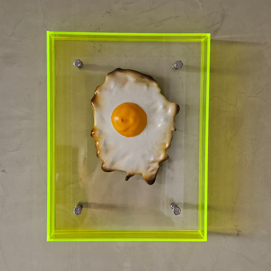 Ei in lijst. 17 x 22 cm.