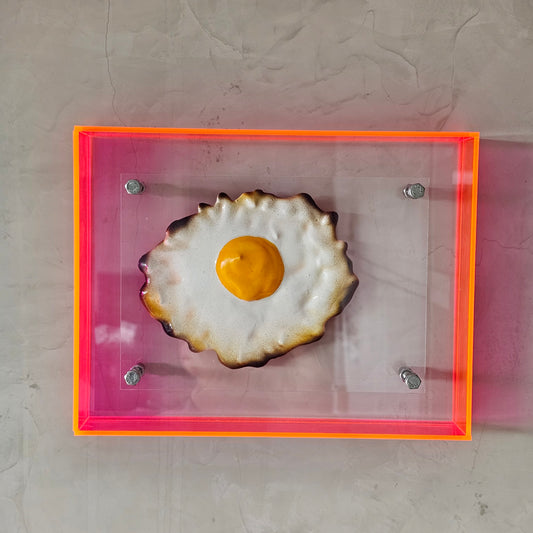 Ei in lijst. 17 x 22 cm.